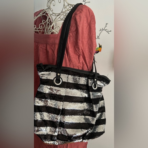 Candie‘s Sequin Sparkling Striped Faux Leather Tote Bag - Picture 2 of 11